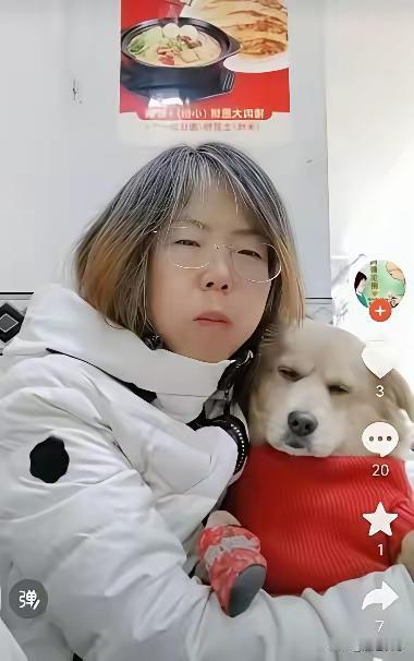 王爷府南门涮肉这几天火了，不是因为好吃或者是搞什么活动，而是一名女子带着金毛犬一