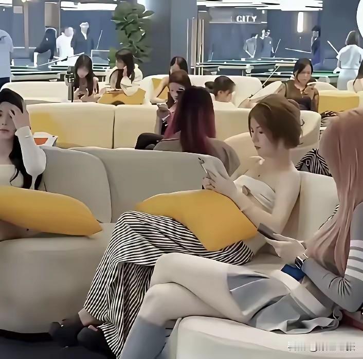 你敢信，这是凌晨的台球厅台球厅看到的，真是……惊呆了啊！换个场所，瞬间变的高雅多