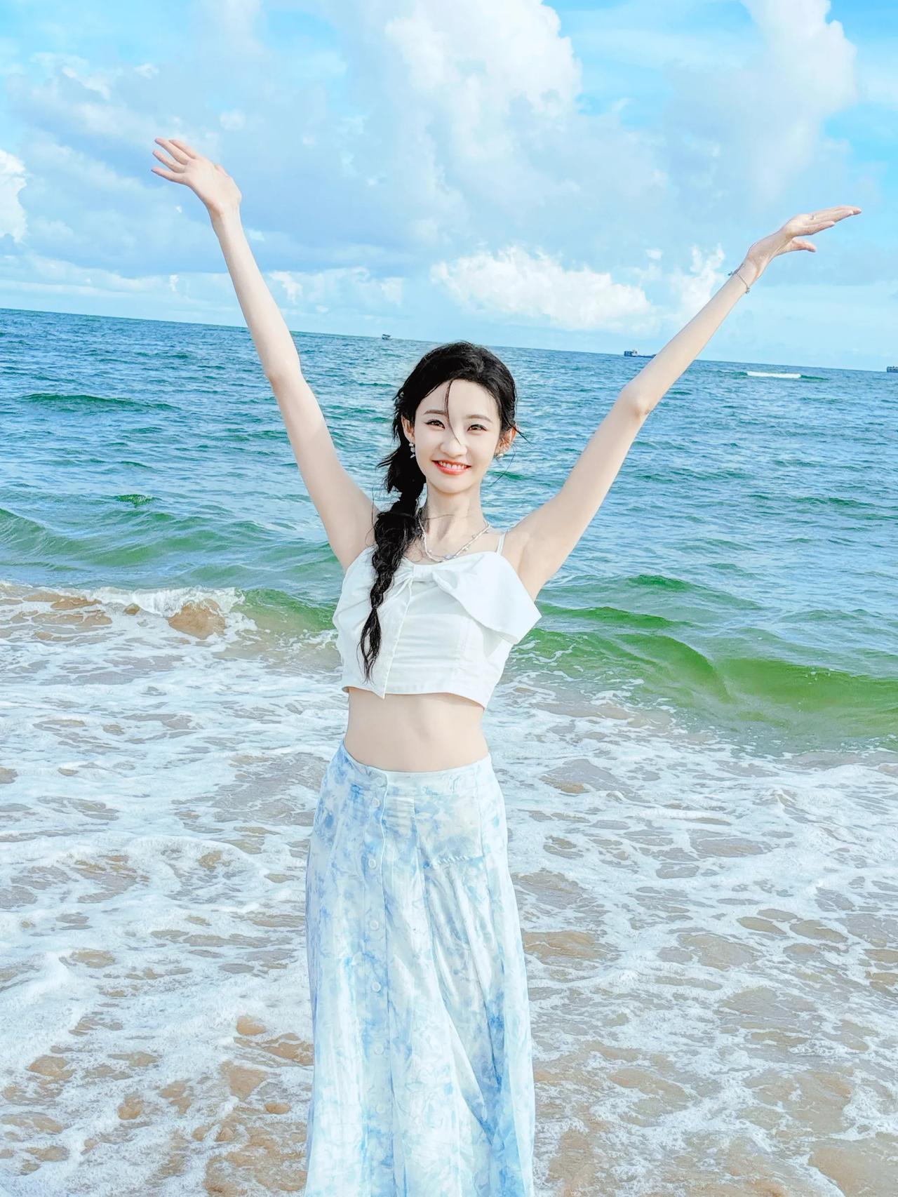 张艺凡夏日海边踏浪而来，悠然自在做最真实自己[比心]张艺凡娱乐