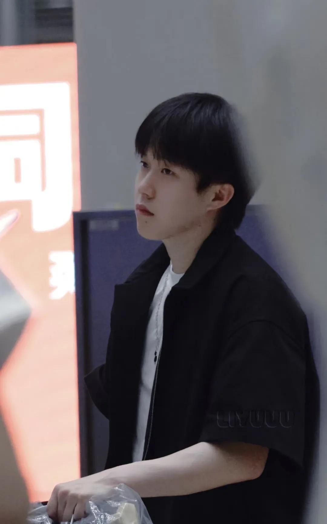 王楚钦这张真是又帅又乖