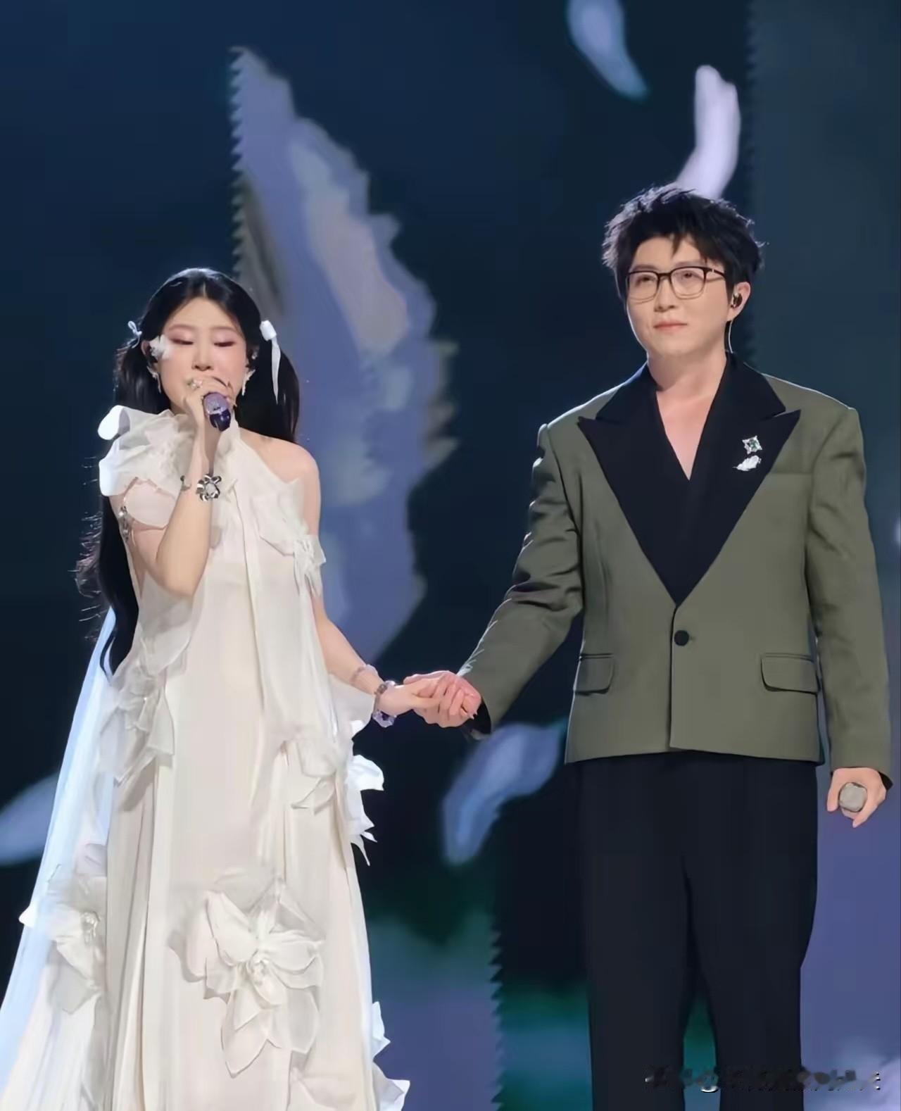 跨年晚会这次真的露馅了！好多歌手一开口就跑调，话筒没举起来声音就先出来了。策