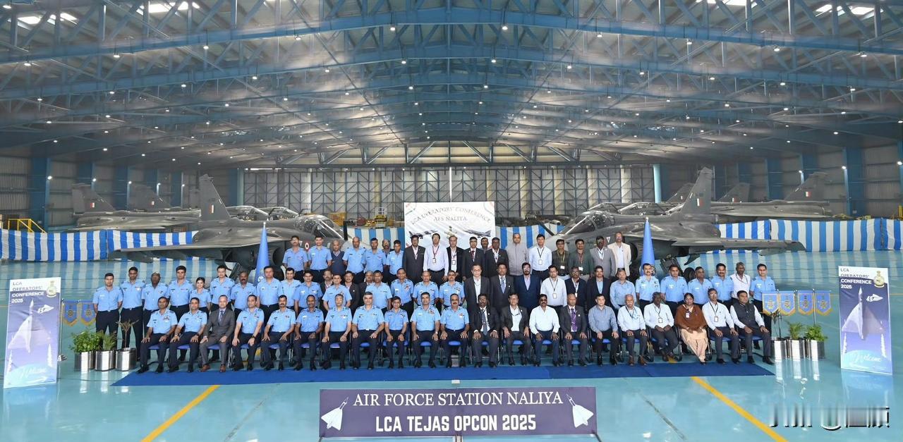 2025年12月印度发布前线部署宣传照里，声称光辉战机部署在前线基地，但4架出镜