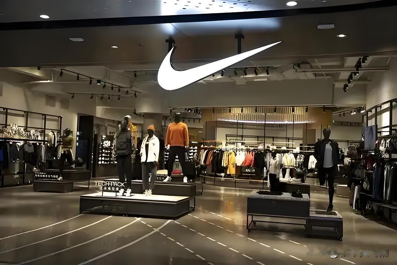 感觉各行各业今年都很难!今天和朋友去耐克店里逛,准备买点秋冬装,和店里的售货