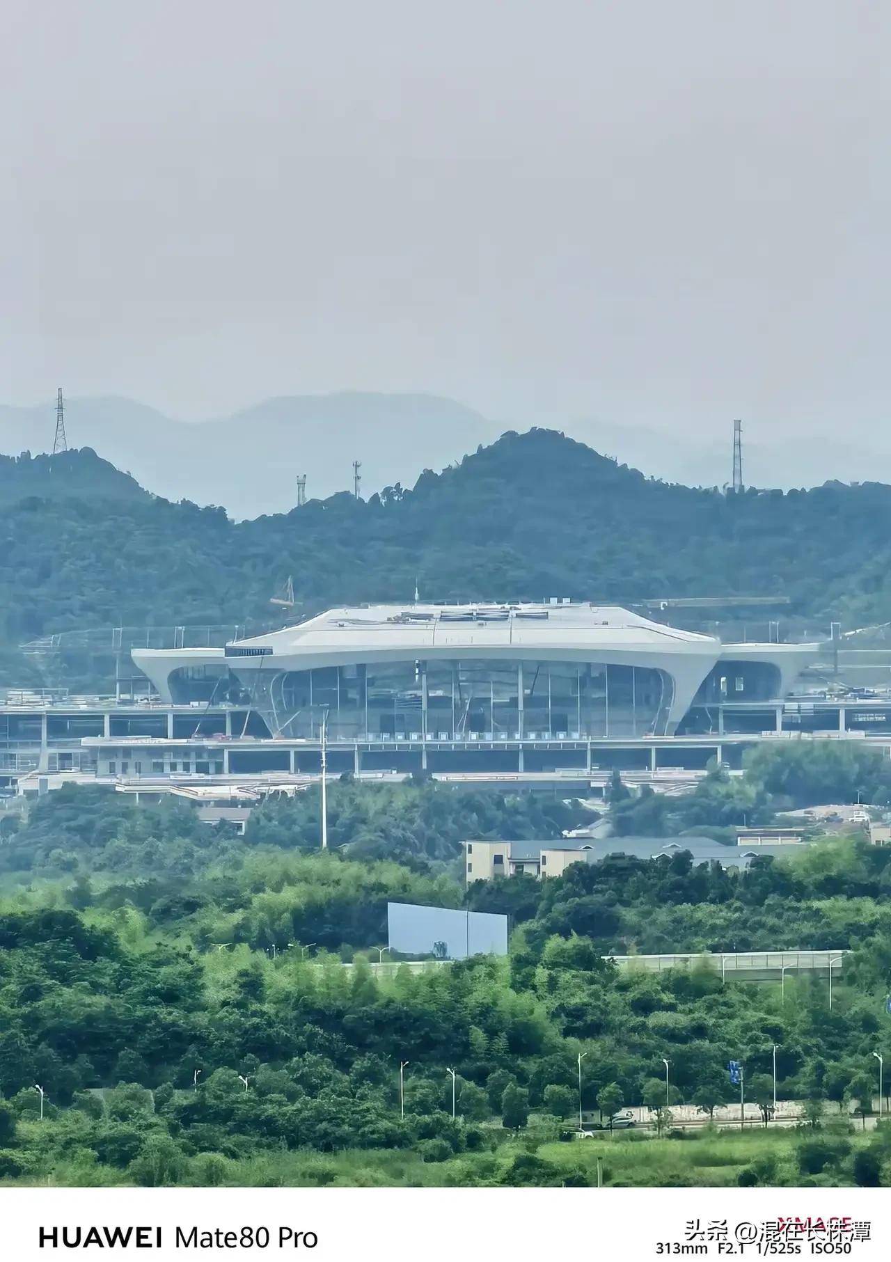 家人们，长沙又要添高铁站啦！长沙西站正在加速修建，最新的外景实拍超震撼。从高空