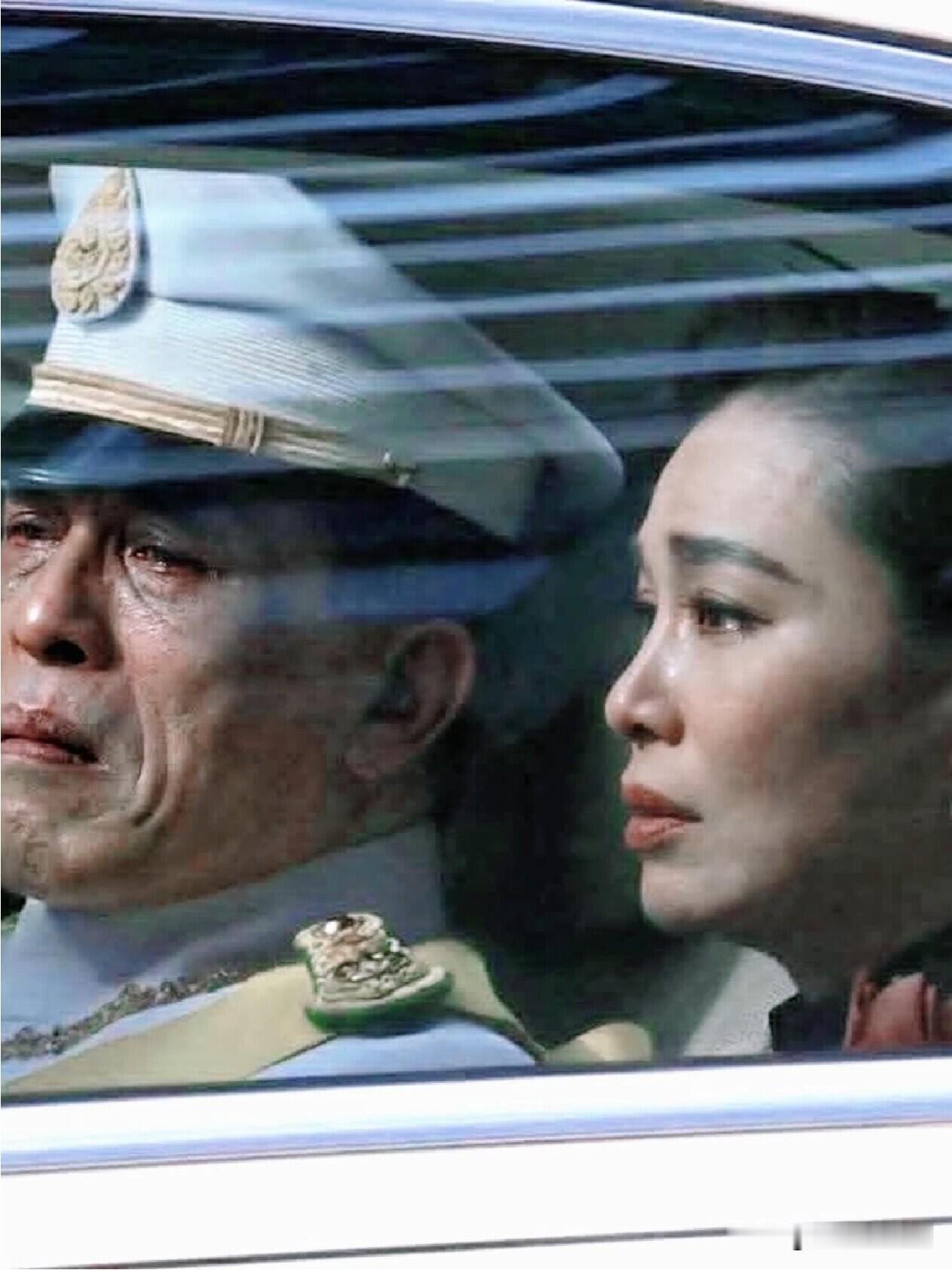泰国国王与王后亲自送别帕公主，国王难掩内心的悲痛，作为自己的第一个孩子，他对帕公