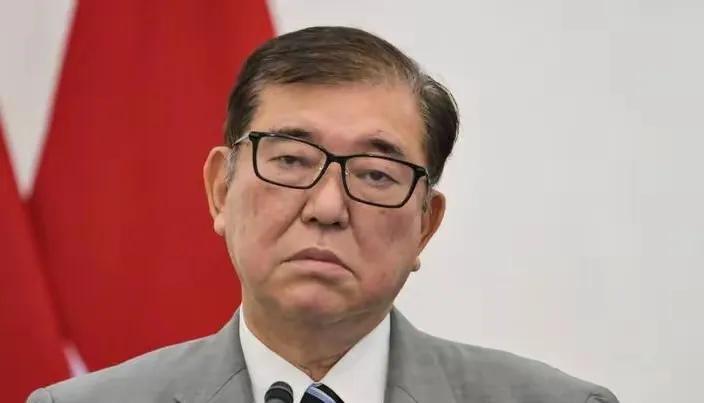 日本得有多尴尬？日本最近又被推上了舆论的风口浪尖,8月5日，日本首相石破茂在广