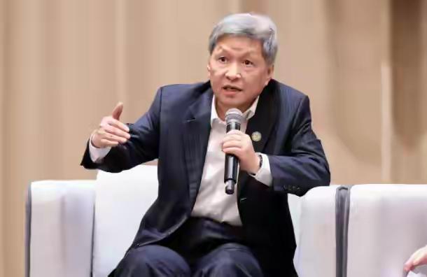 王树国是这样评价华为的：教科书上没有的路，被华为走成了世界方向。福耀科技大学