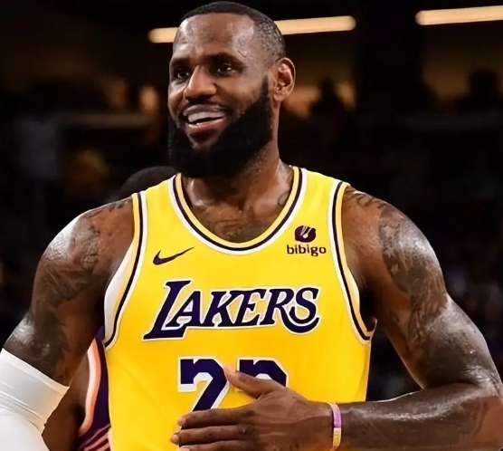 詹姆斯和东契奇打法的差异挺明显的詹姆斯现在突破能力下滑明显，不再自己拿球就冲。