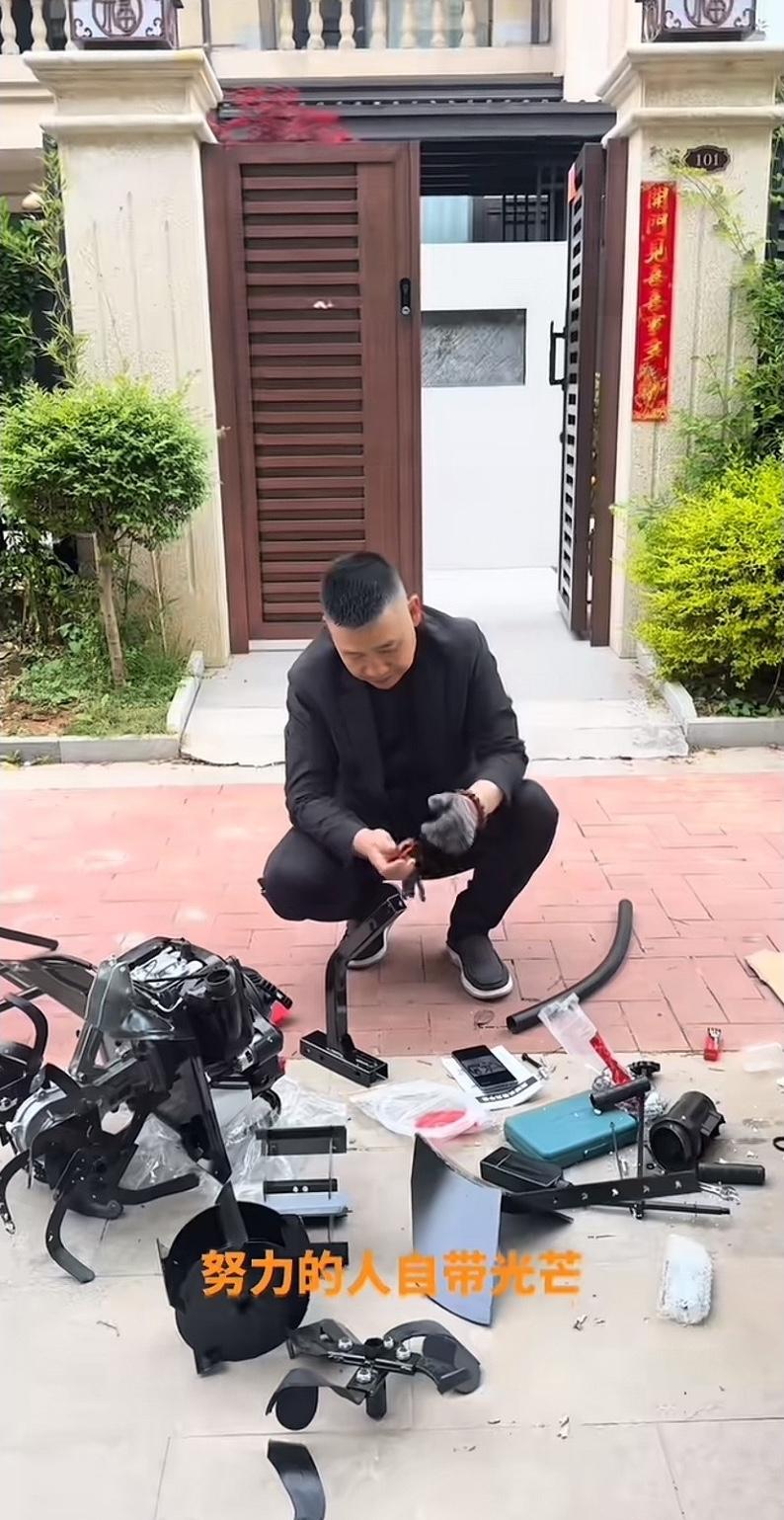 江苏拓瑞集团的徐董事长，天天不琢磨正事。自己别墅门口就那么二三十平米的一小块草坪