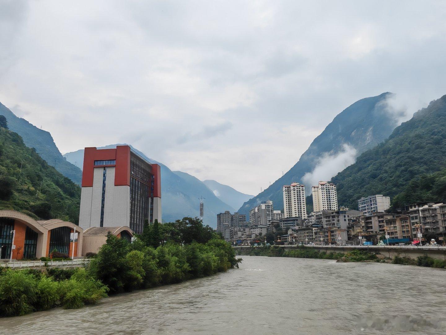 出差这些天居无定所，几乎每天换一个地方。发现好多城市都是高山峡谷型，依河而建，地