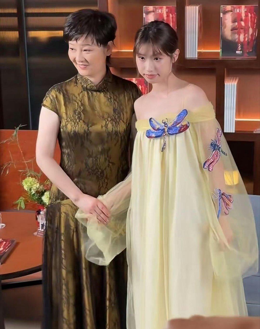 徐帆：朵朵，这件礼服你穿着真好看，妈妈挑了很久。徐朵：谢谢妈妈，我也很喜欢。