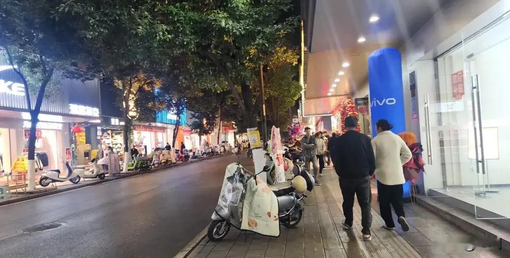 云南商务厅刚公布春节消费地图。昆明主城、大理古城、西双版纳三大热点七天吸金4