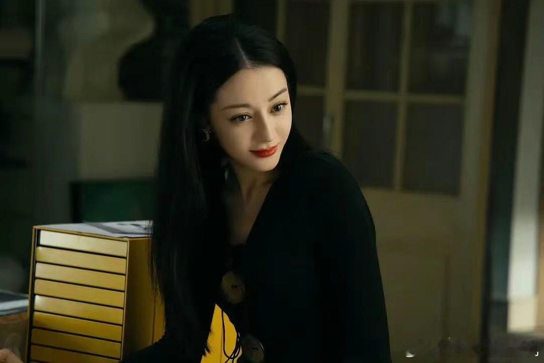 无形中的商战又开始了！鹅正在热播迪丽热巴主演的《枭起青壤》，首播各方面数据都很不