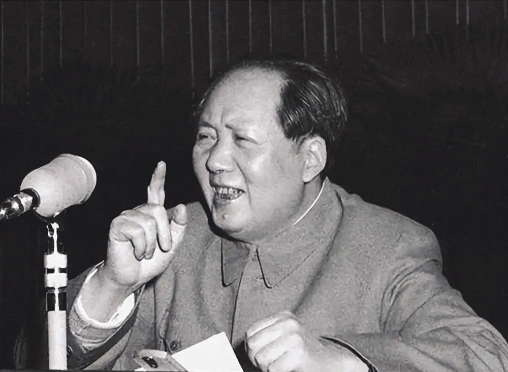 毛主席曾明确要求：“务必使同志们继续地保持谦虚、谨慎、不骄、不躁的作风，务必使同