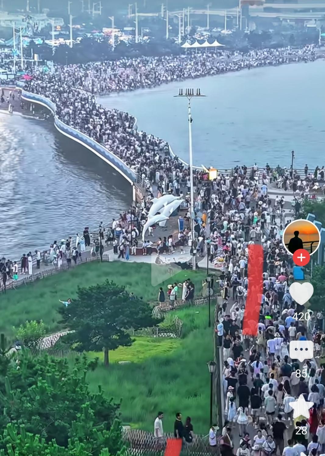 大家看看进入旅游旺季，青岛这处公园的步行道有地方站下拍照吗？