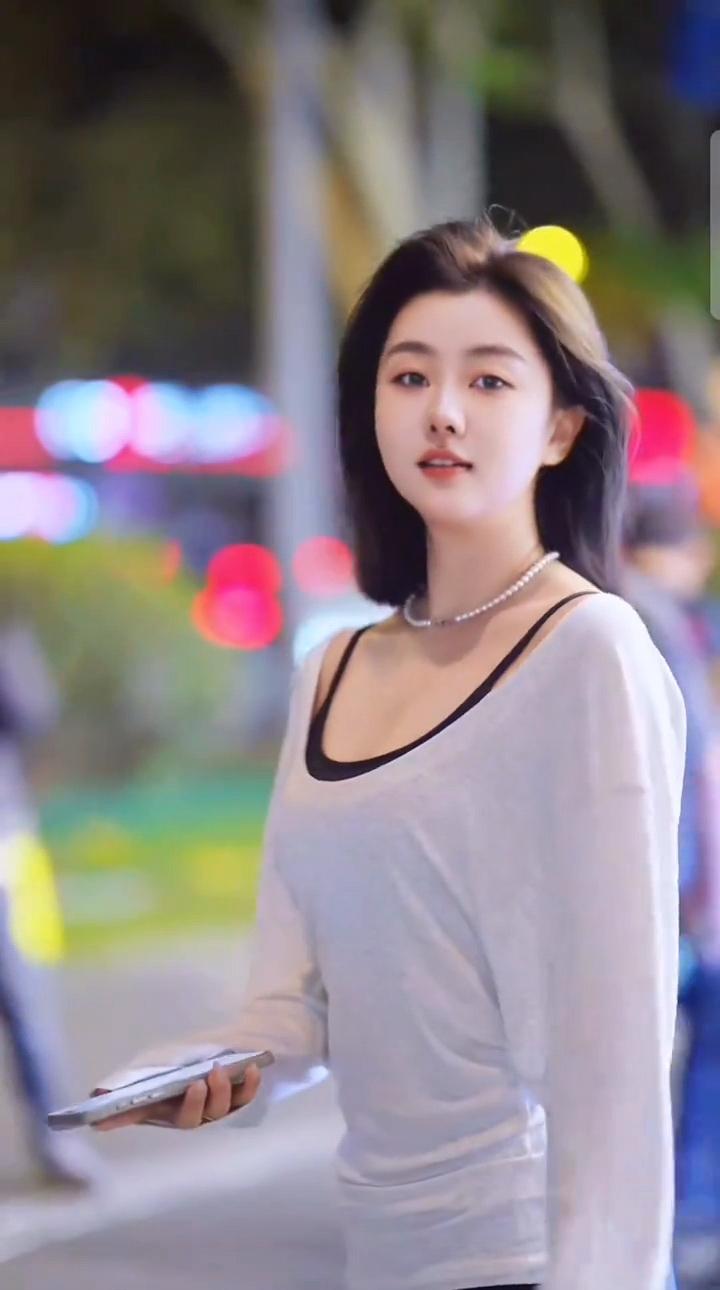 晚上走在街上，看见个少女，长得那叫一个好看。她脸上化着精致的淡妆，眼睛亮晶晶的。