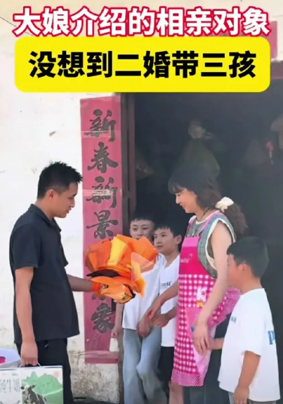 男子真是人间清醒，相亲遇到二婚女子带三个儿子，男子得知情况以后，把东西放一下，一