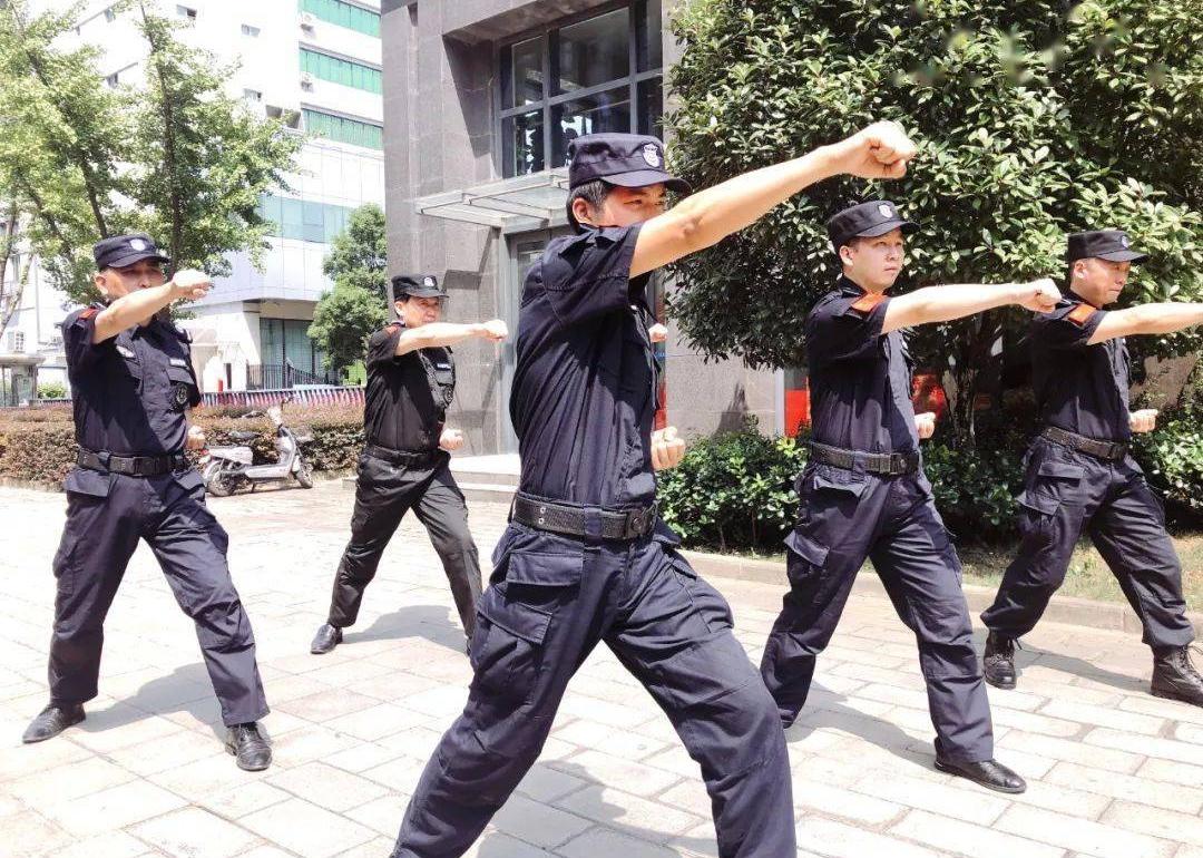 当保安必须有胆量，不要觉得当保安低人一等，大家都是人，没必要害怕别人。当保安做事