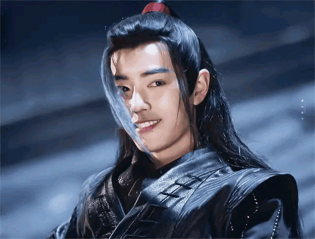 “爱你老己”这四个字，是“爱你自己”的俏皮变奏，被肖战在采访里接住梗、说透了自我