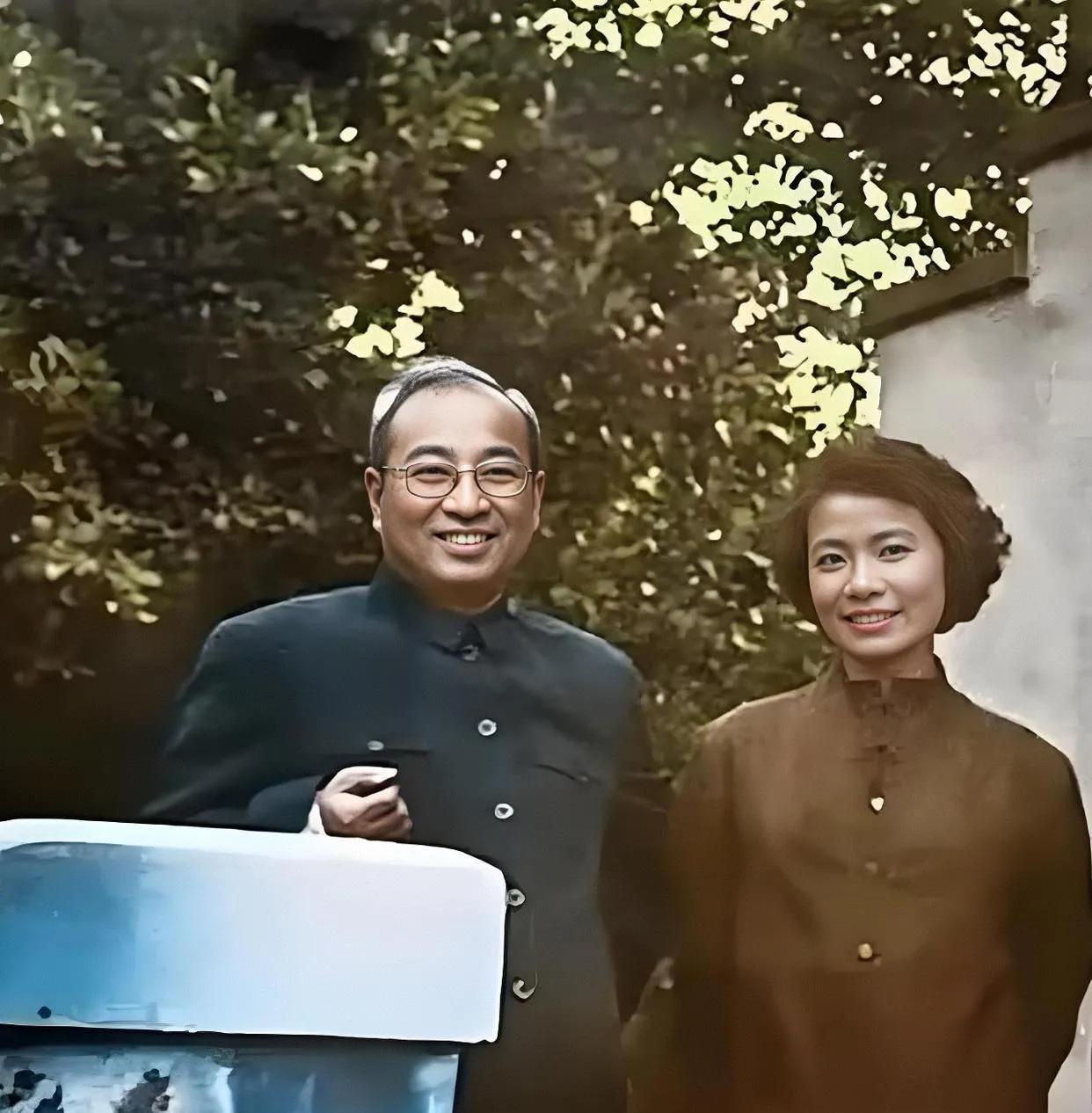 1960年，开国大将陈赓与聂荣臻元帅的女儿聂力的珍贵合影。聂力作为聂帅的掌上明珠