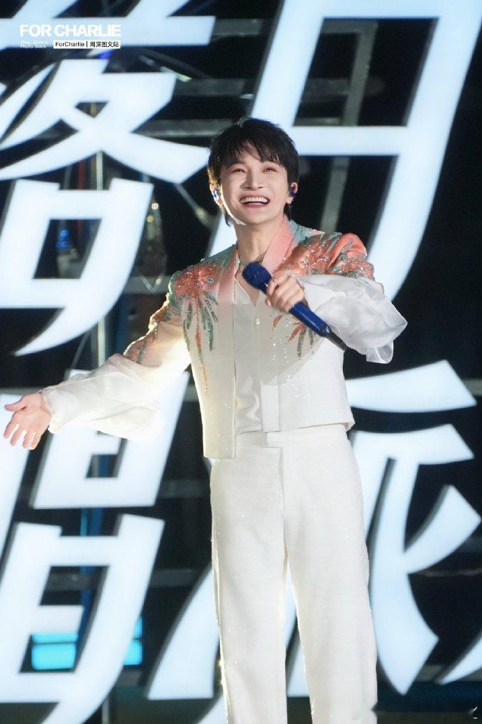 周深人被风吹跑音调都没跑哥实力还是依旧那么的稳牛哇🤩🤩​​​