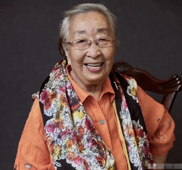 93岁的游本昌离世我没哭，但是93岁的彭玉离世，我哭了！她曾经出演《东北一家