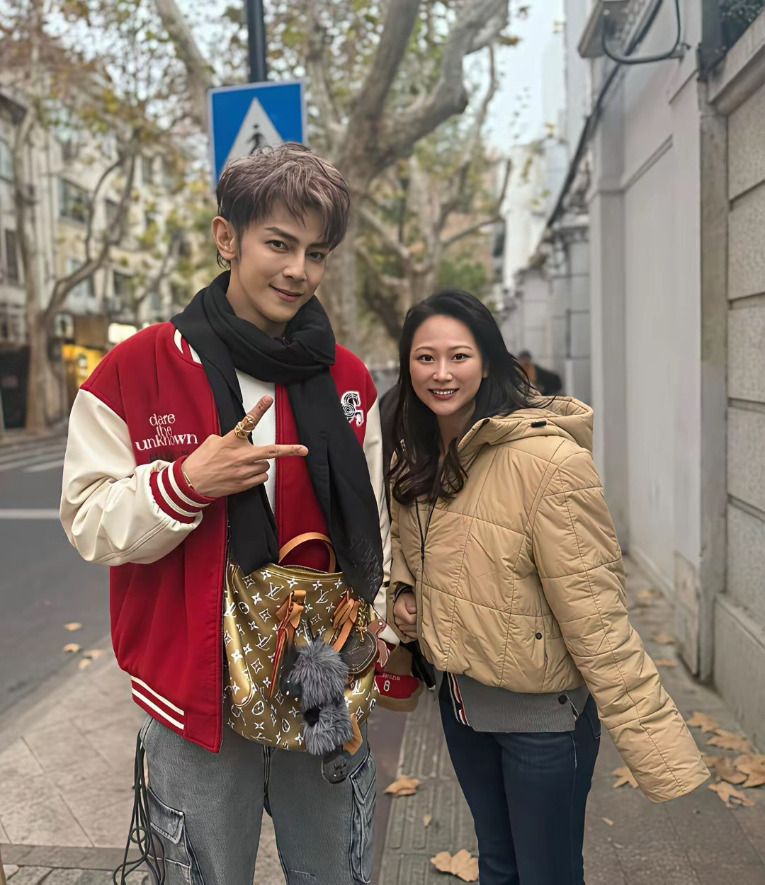 汪东城现身上海街头，他的穿衣打扮时尚，化着精致的妆容，皮肤太好了，看起来有点像女