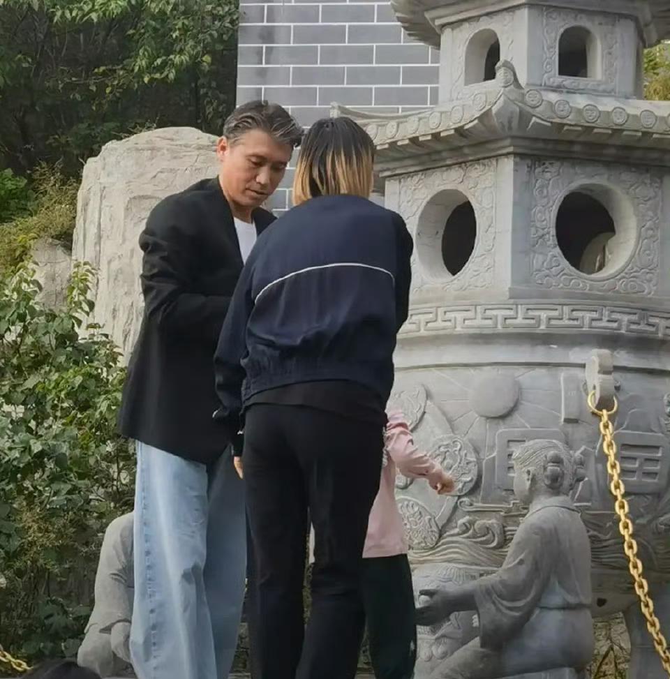 近日，李乃文携爱妻和女儿外出度假，男“卑”女尊，父慈女孝，也算是间接回应了坊间丁