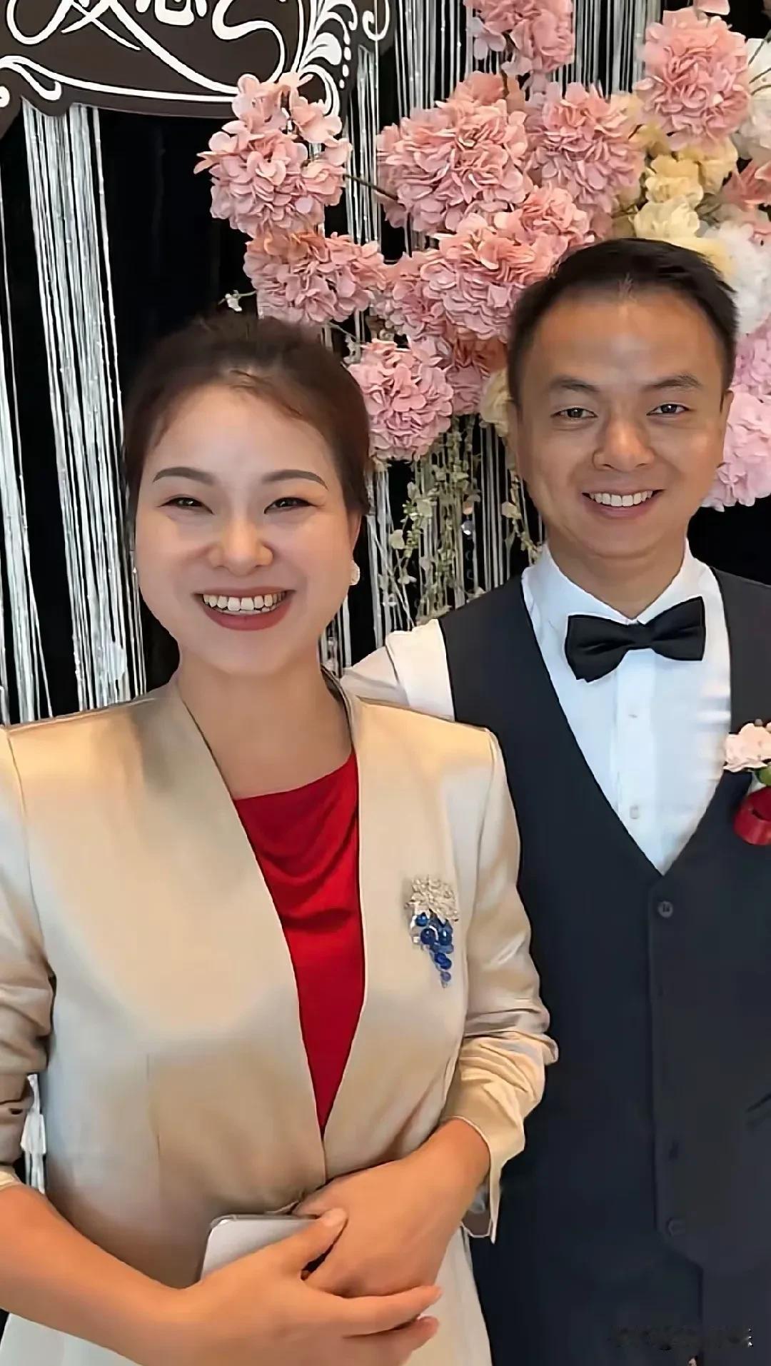 张雪小舅子大婚，长姐星姐上台送上祝福哽咽落泪！10月6日，重庆。陈小铭