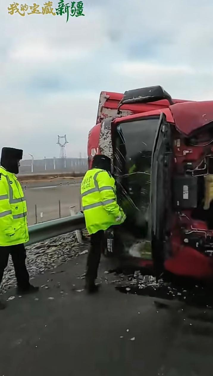 12月11日新疆托克逊县连霍高速G30路段，10级大风将一辆返程的空卡车吹翻，交