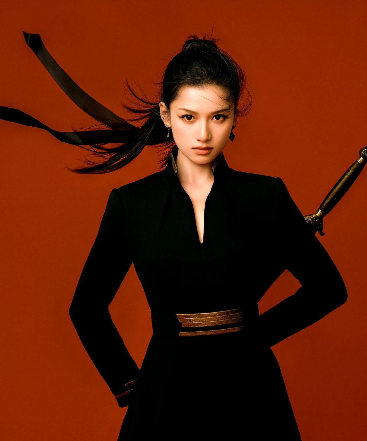 张婧仪束发马尾辫，谁能拒绝张婧仪扎束发马尾的样子啊！高束的马尾利落清爽，发尾微