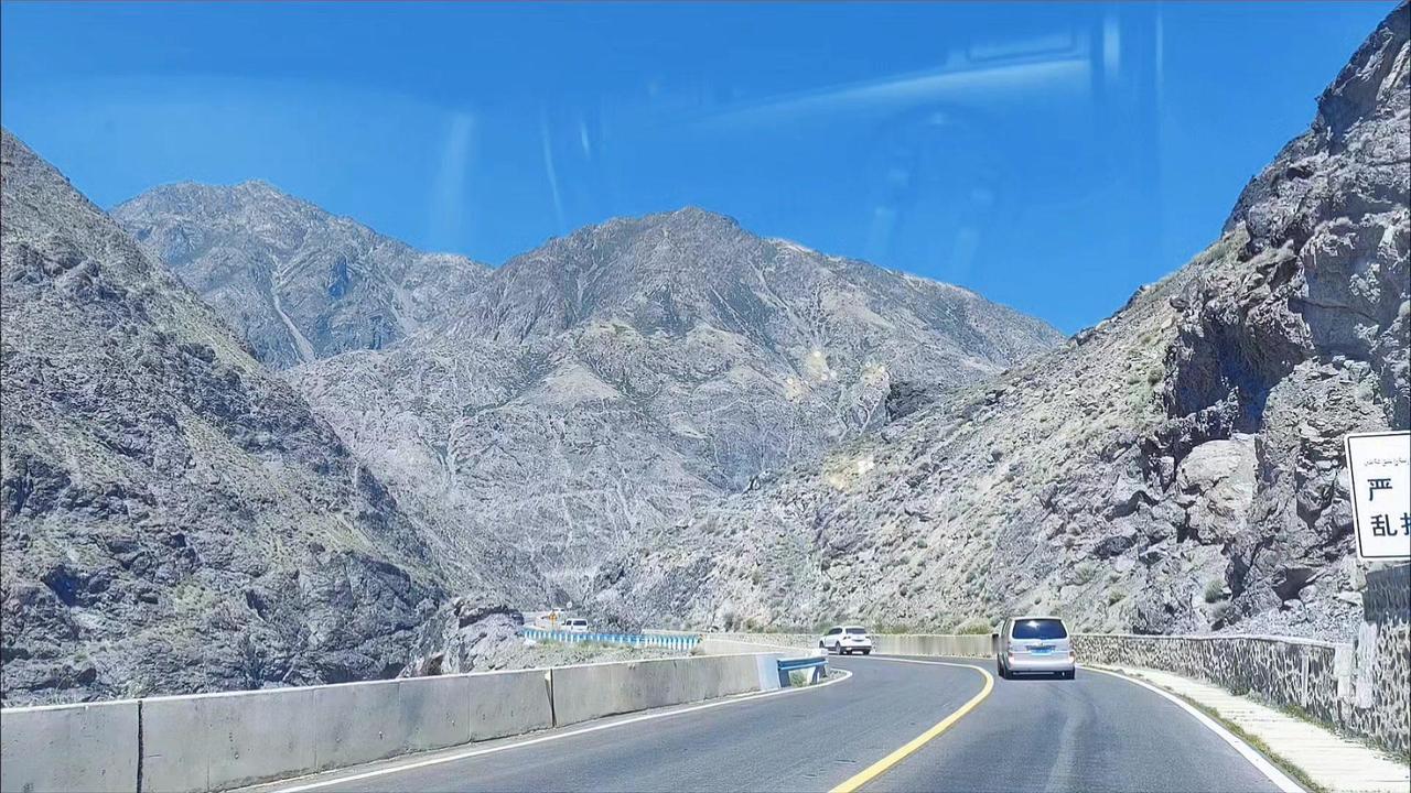 在独库公路北段的老虎口，两边的山壁如刀削斧凿般陡峭，光秃秃的水泥灰色，连苔藓都不