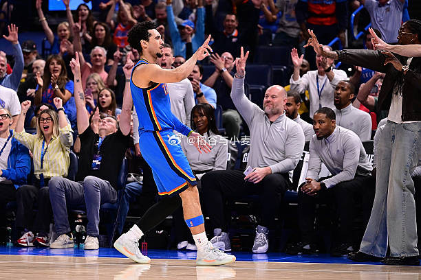 加盟雷霆前，麦凯恩代表76人出场14次，场均出场时间为16.8分钟，场均数据为6