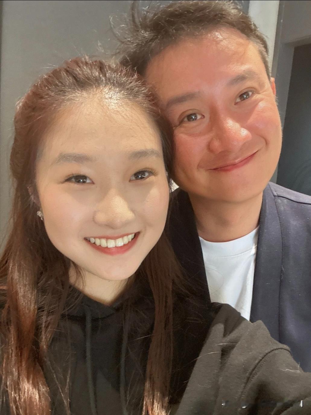 马伊琍大女儿文君竹放假了，专程飞去找爸爸文章团聚！近日，17岁文君竹大方晒出和爸