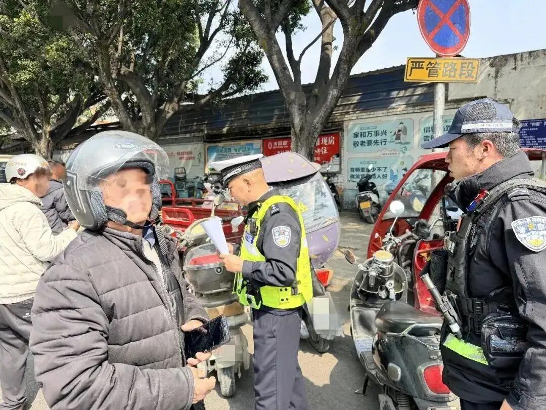 电动车应该被“淘汰”吗?近日，交警联合特巡警，对白牌超标电动车开展专项整治，查