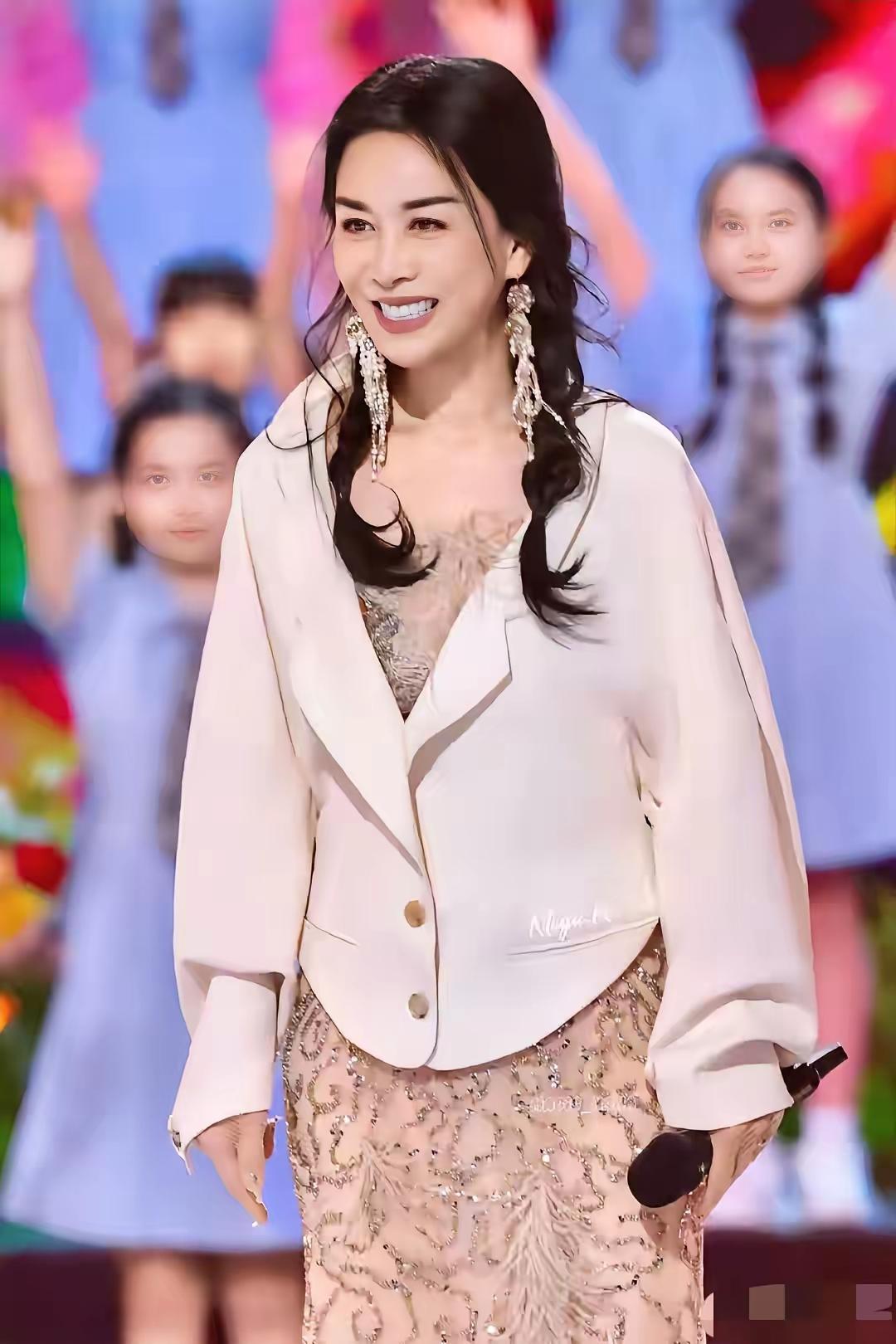 那英是真会装嫩啊，这效果都快赶上返老还童了！穿对了衣服，弄对了造型，那英一下子年