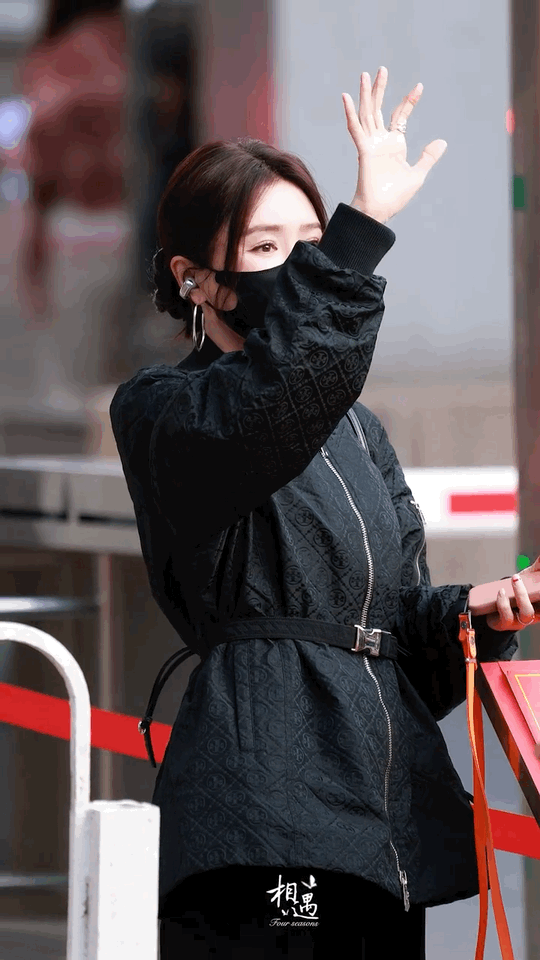 秦岚春晚录制偶遇胡兵这波互动太有画面感！秦岚春晚彩排偶遇胡兵，走过去后忍不住多