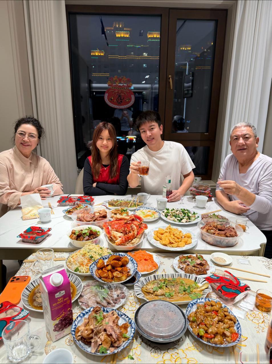 甜馨跟爸爸爷爷奶奶一起过年甜馨贾乃亮共用一张脸贾乃亮父女太像了