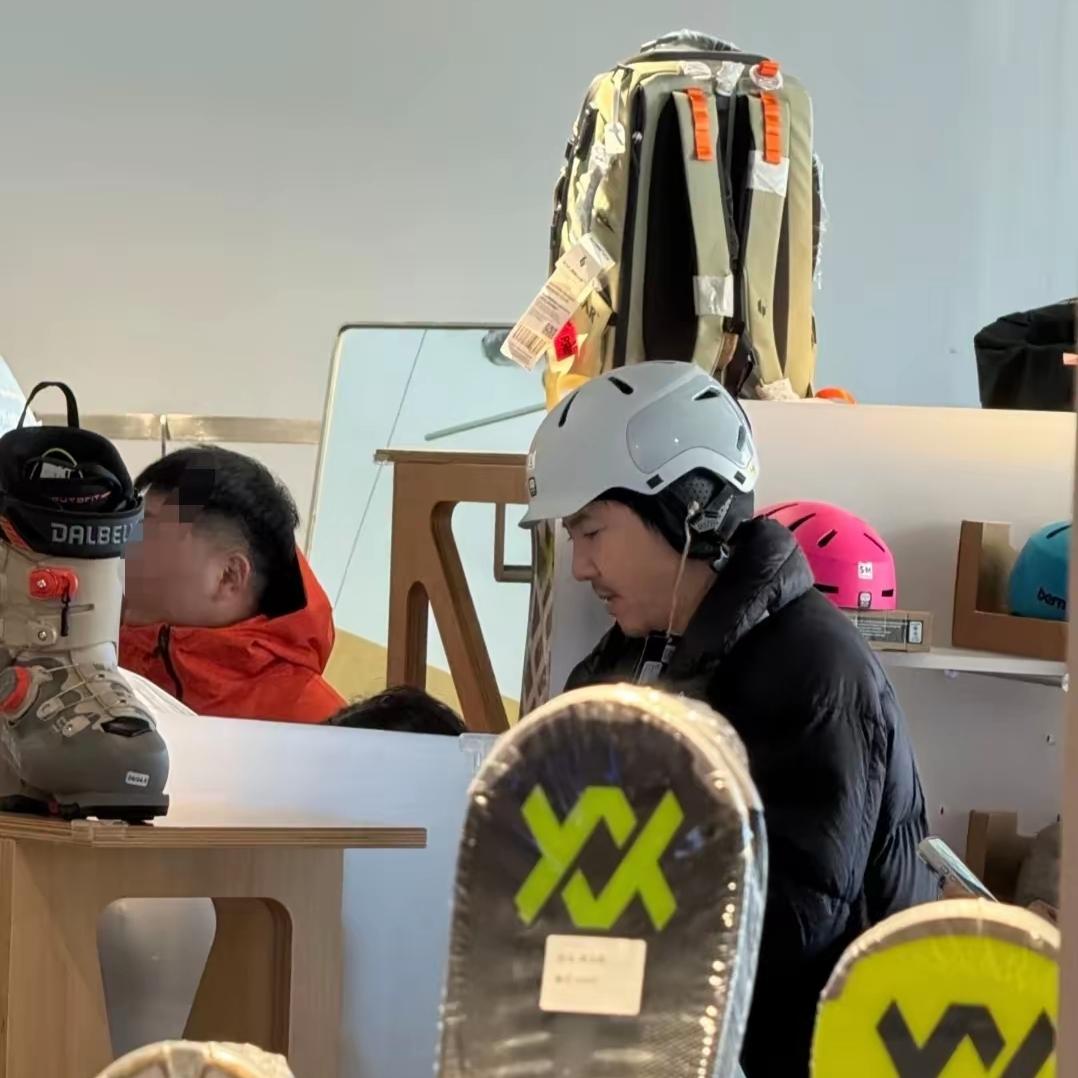 沈腾真是天选喜剧人，往那一站全身的艺术细菌都往外溢。在阿那亚的某个商店，沈