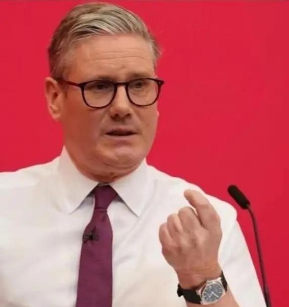 特朗普万没想到，英国首相当着全世界的面，说：中国，是世界三大强国之一。特朗普估计