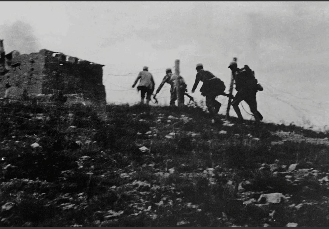 1943年，夜袭敌营，团长假扮伪军长官蒙混过关，眼看就要脱身，却被一句“口音不对