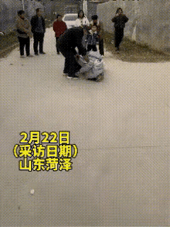 亲人，真的是见一面，少一面。2月22日，山东菏泽一段视频戳中无数游子泪点。