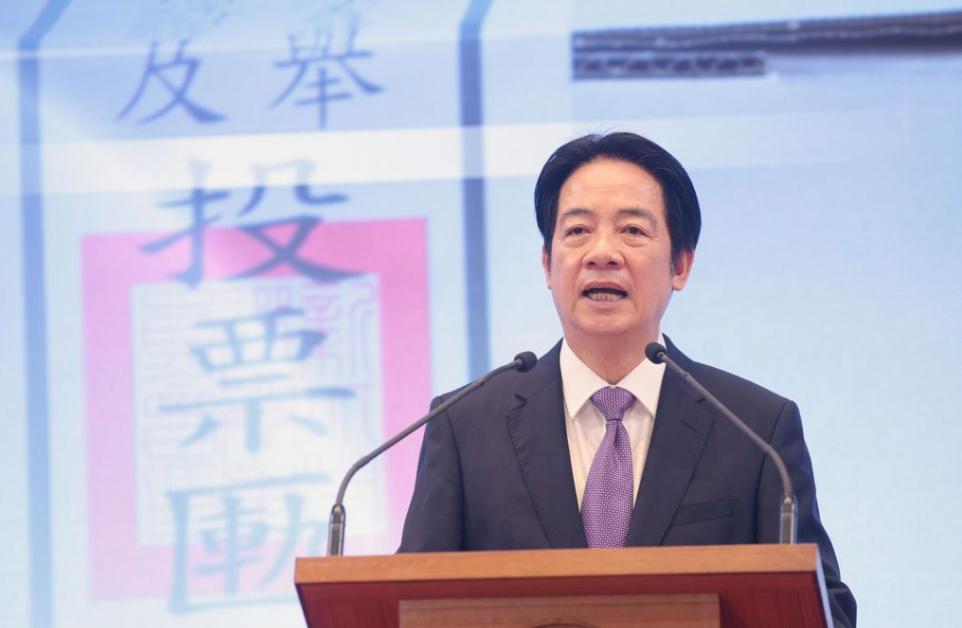 5月20日，台湾地区领导人赖清德突然转变态度，在岛内公开场合对郑丽文进行激