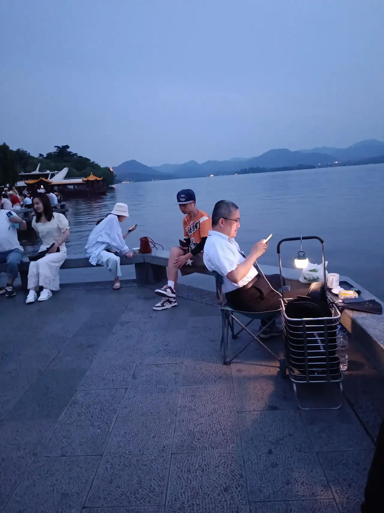 杭州湖滨公园美景太诱人了，来自五湖四海的游客络绎不绝，而我每天傍晚湖滨公园都会看