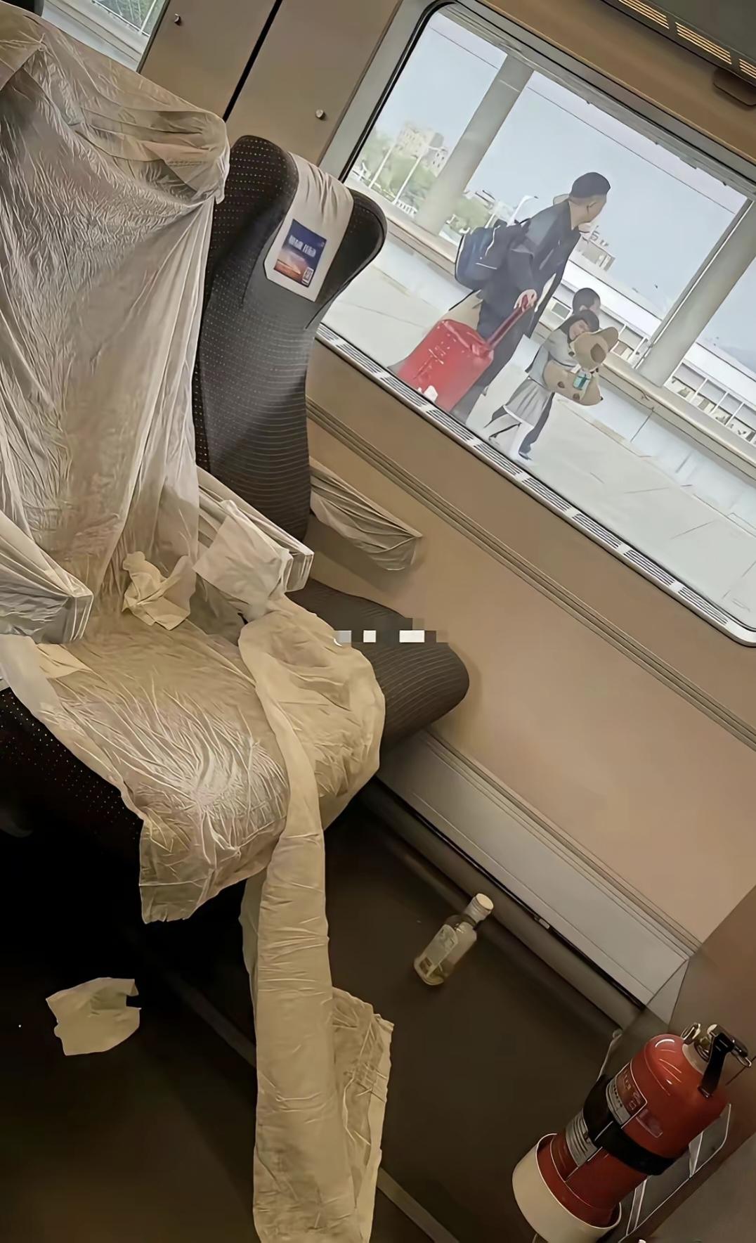 高铁上这一幕给我看懵了！座椅全铺一次性塑料布，地上还扔着空瓶子...这是精致还是