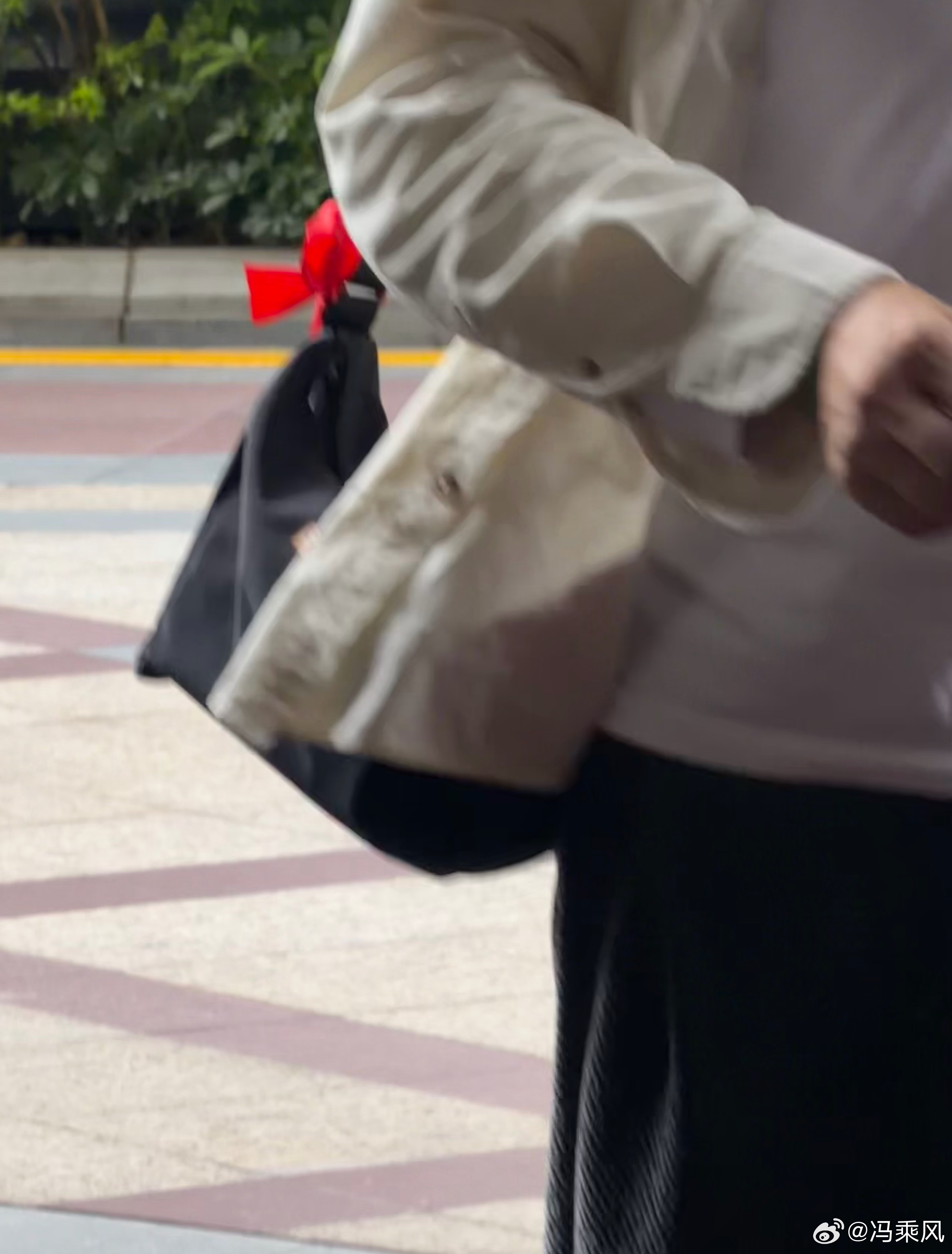 我的老兄弟可太骚了，背个包，还系一个小红绳。。还是蝴蝶结！！