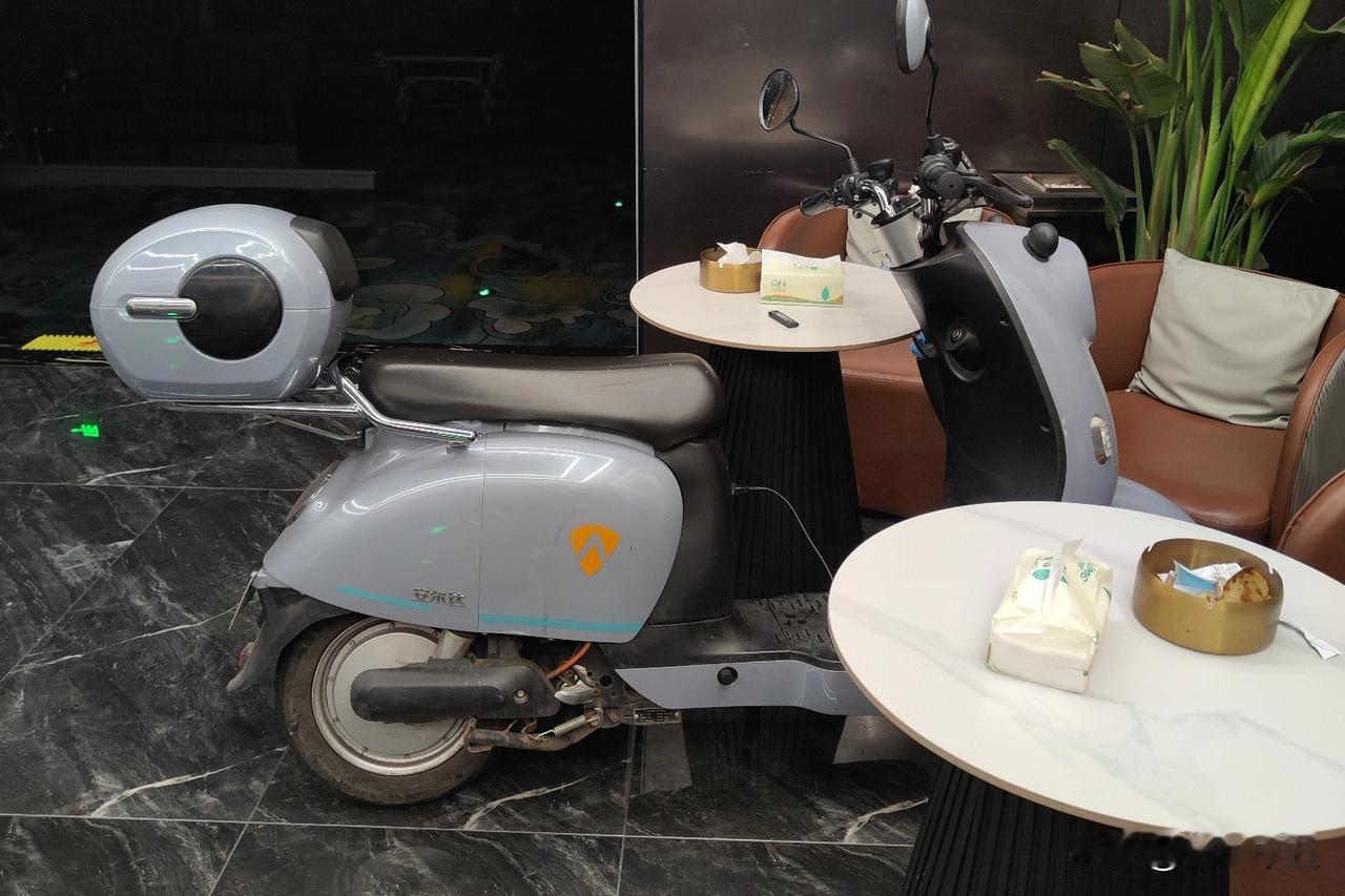 我上班的单位，公司只安排晚饭。全部到齐有三十多人吃饭。实际上来的只有十几人。