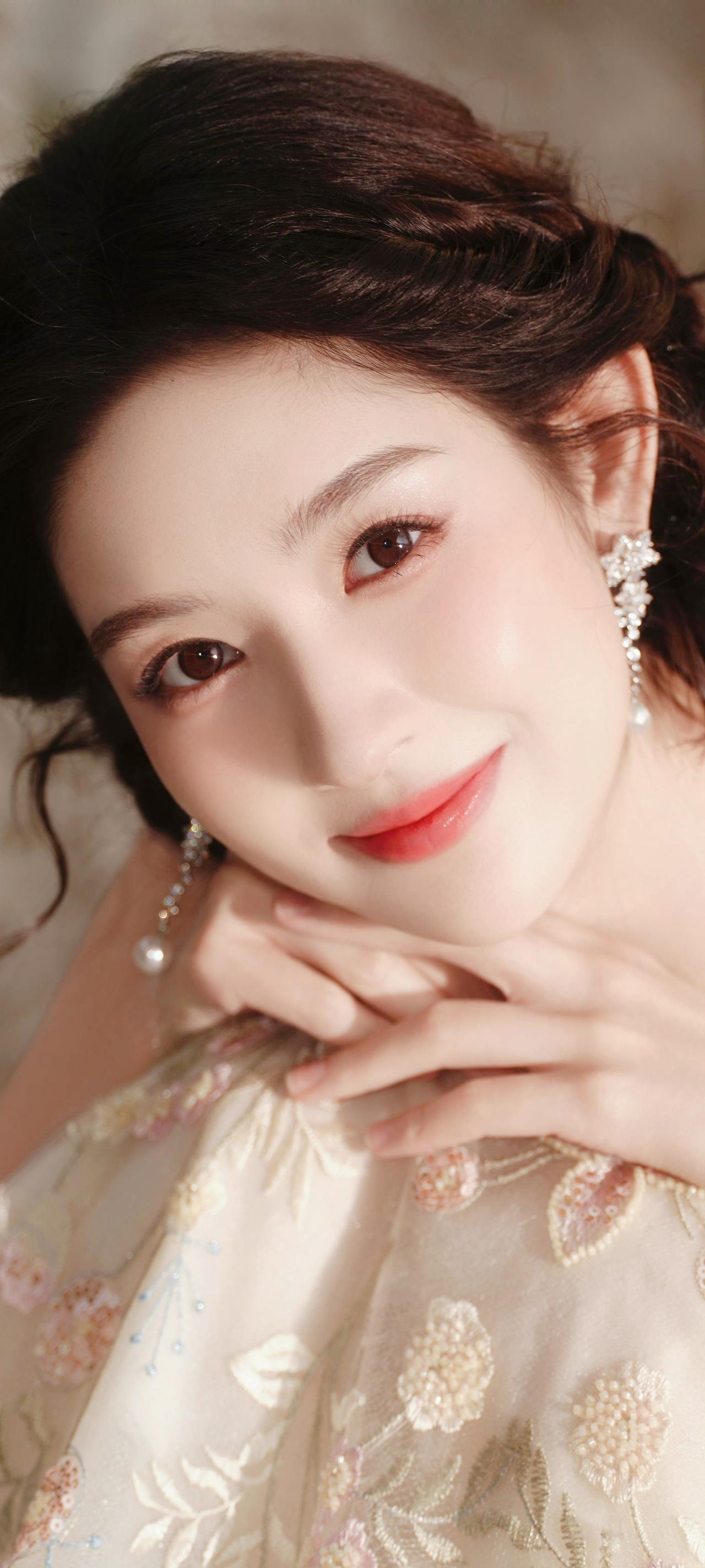 临江仙·繁花礼裙原创诗词素纱裁就春云色，繁花缀满裙裾。挂珠轻绕颈边酥，翠墙凝