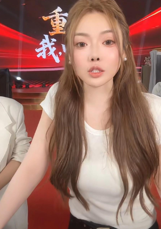 蛋蛋在直播间喊话：“我没给你丢脸。”辛巴没说话，但数据替他说了——单场18亿