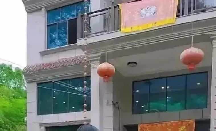晚饭桌上只听见啪的一声脆响，一只饭碗砸了个粉碎，上海老弄堂里这户人家刚分了7套拆